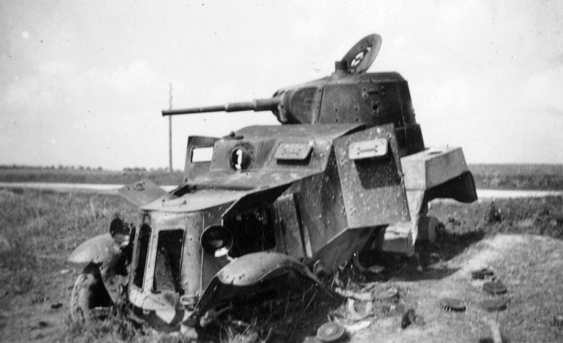 A szovjet hadsereg kilőtt Ba-10 típusú nehéz páncélautója.