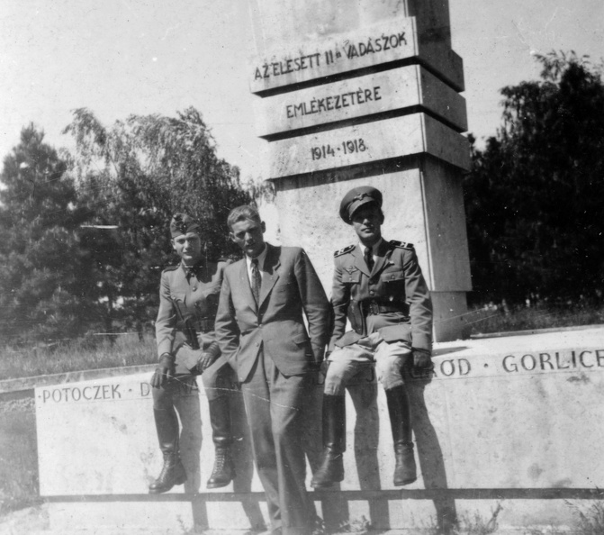 Kálóczy tér, 11-es győri vadászzászlóalj emlékműve (Weichinger Károly építész, Réthy Gyula kőfaragó, 1937).