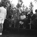 takarásban Horthy Miklós, ülnek: Horthy Miklósné, Horthy Istvánné, Horthy István. A felvétel a tenisz díszpályánál készült 1942. májusában, a Magyarország - Németország (3:3) teniszmérkőzésen.