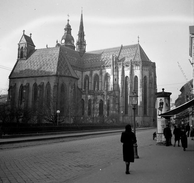 Szabadság tér (Námestie slobody), Szent Erzsébet-főszékesegyház (Dóm), előtte a Szent Mihály-templom.