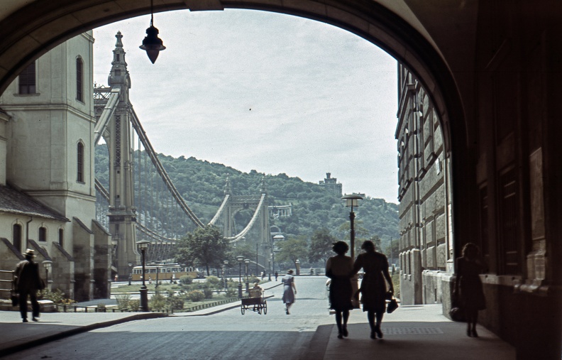 Piarista köz az Erzsébet híd felé nézve.