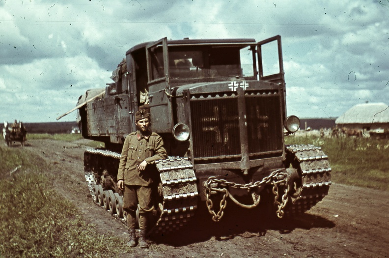 Zsákmányolt szovjet gyártmányú Vorosilovec vontató.