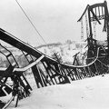 a szovjet hadsereg által felrobbantott Jevgenyija Bos híd roncsai a Dnyeper folyó felett.