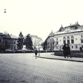Tompa Mihály tér, jobbra az Új Vármegyeháza, balra a Törvényszék épülete.