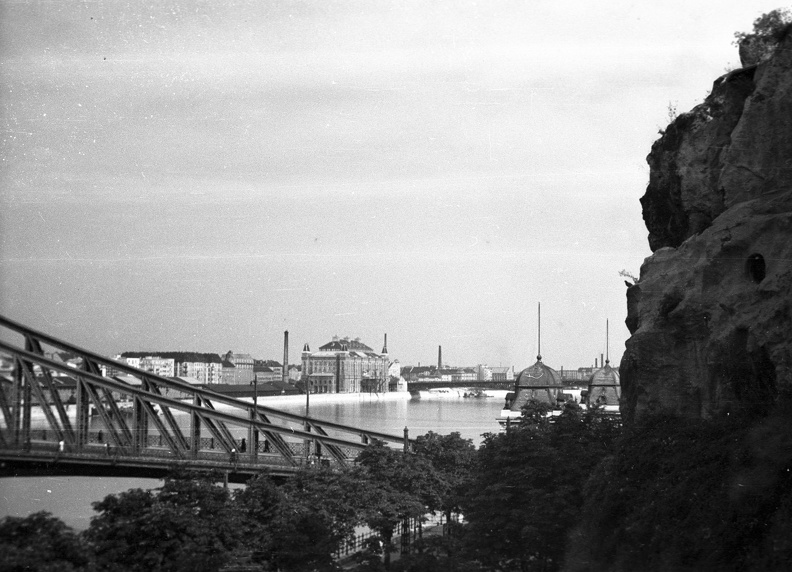 kilátás a Gellérthegyről az Elevátor-ház és a Petőfi (Horthy Miklós) híd felé.