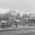 balra a Zenepavilon az Iparcsarnok előtt áll(t), háttérben a Vajdahunyad vára.