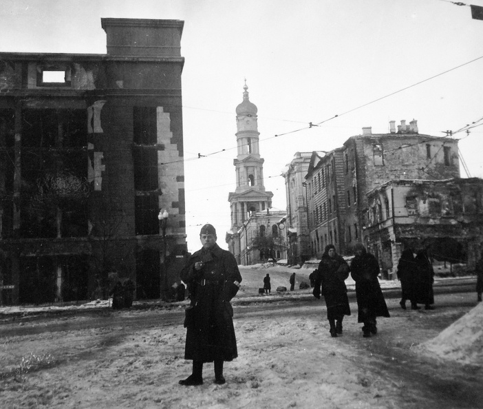 Rosa Luxemburg tér, háttérben az Egyetem úton az Uszpenszki (Mária Mennybemenetele) Katedrális.