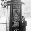 Telefonfülke a Kálvin tér 5. előtt. Goll Bea színésznő saját reklámfotója mellett.
