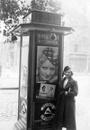 Telefonfülke a Kálvin tér 5. előtt. Goll Bea színésznő saját reklámfotója mellett.