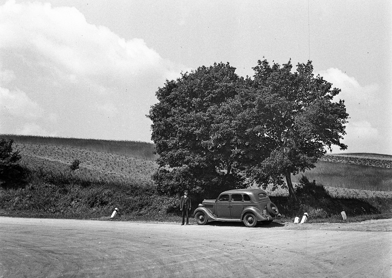 a 3-as főút Gödöllő és Budapest között, a mogyoródi elágazásnál. Ford V8 Modell 48, 1935-ös kiadású személygépkocsi.