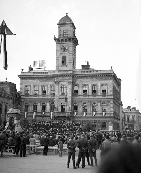 Klapka György tér, a Budapesti Kórus és a Székesfővárosi Zenekar hangversenye a Városháza előtt. Előtérben Klapka György szobra.