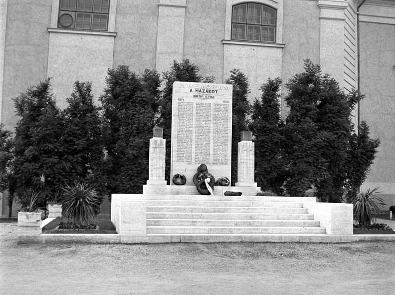 Fő tér (Horthy Miklós tér), I. világháburús emlékmű (Makovics Jenő, 1942.).