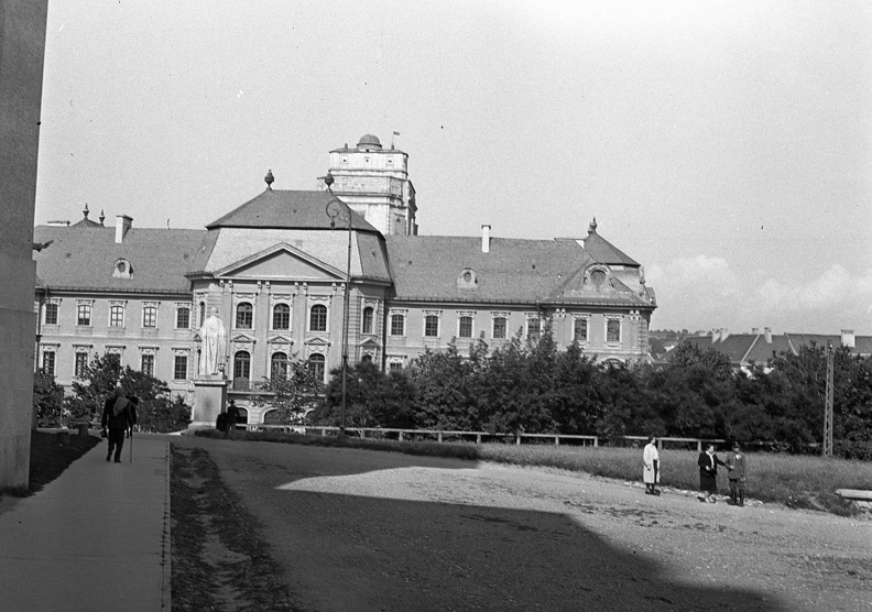 Eszterházy tér, Líceum a Főszékesegyház mellől nézve.