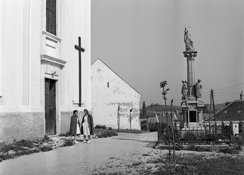Szentháromság szobor a katolikus templom előtt.