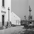 Szentháromság szobor a katolikus templom előtt.