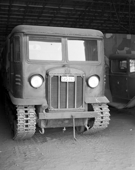 Mátyásföld, Újszász utca 41-43. Magyar Királyi Honvéd gépkocsiszertár, szovjet gyártmányú SZTZ−5 típusú tüzérségi vontató.