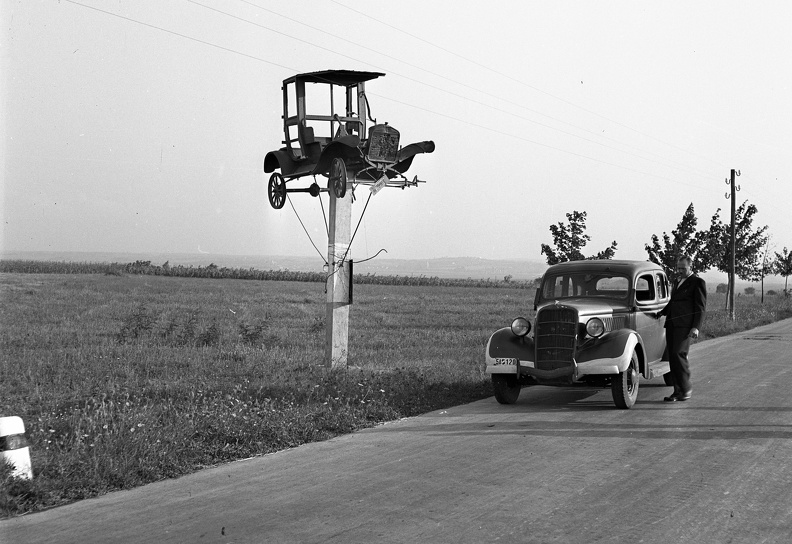 Balatoni műút Lepsénynél, autósmementó, előtte egy Ford V8 Modell 48, 1935-ös kiadású személygépkocsi.