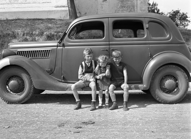 Ady Endre utca a 7-es főút elágazásánál. Ford V8 Modell 48, 1935-ös kiadású személygépkocsi, háttérben a katolikus templom.