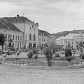 Kossuth tér, balra a Vigadó szemben a Vármegyeháza épülete.