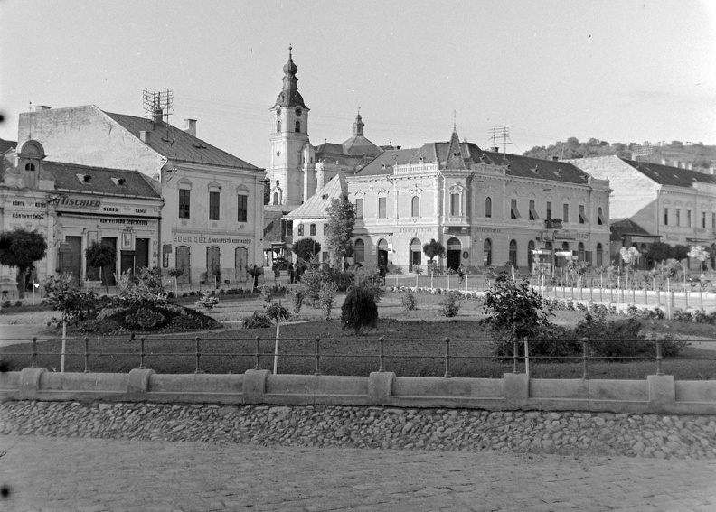 Kossuth tér, háttérben a református templom.