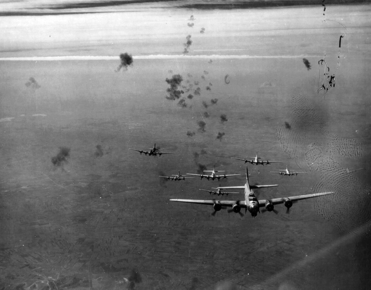 a város térsége 1944. szeptember 21-én. B-17 Flying Fortress bombázógépek köteléke légvédelmi tűzben.
