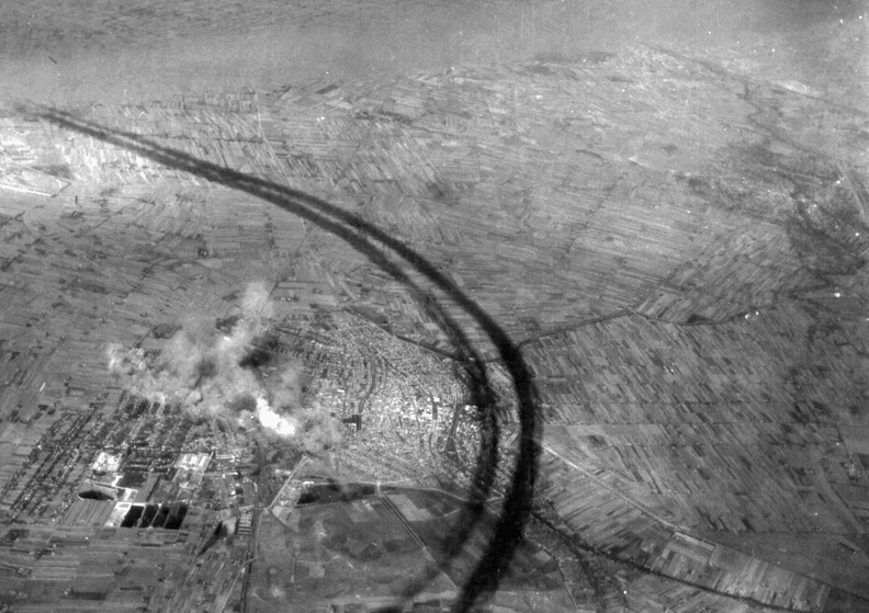 a város ipartelepének bombázása 1944-ben.
