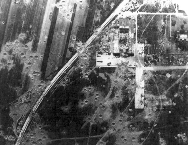 a repülőtér bombázás után, a Dunai Repülőgépgyár Rt. szerelőcsarnoka 1944-ben.