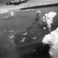 az olajfinomító bombázása 1944 július 4.-én, B-17 Flying Fortress bombázó repülőgépek.