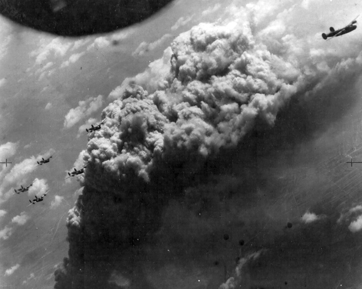 a város bombázása 1944 június 16.-án, B-24 Liberator bombázó repülőgépek.