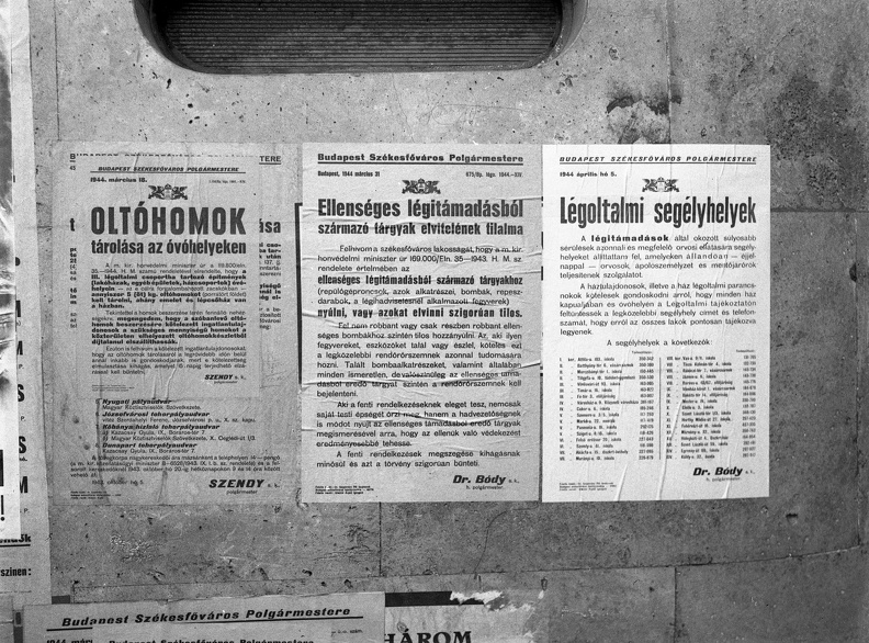 plakátok a Pozsonyi út 38-40. számú ház Szent István park felőli oldalán, a Dunapark kávéház bejárata mellett.