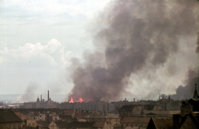 Újlipótváros, mögötte a lángoló Angyalföld az ipartelep szőnyegbombázása után, Buda felől nézve.