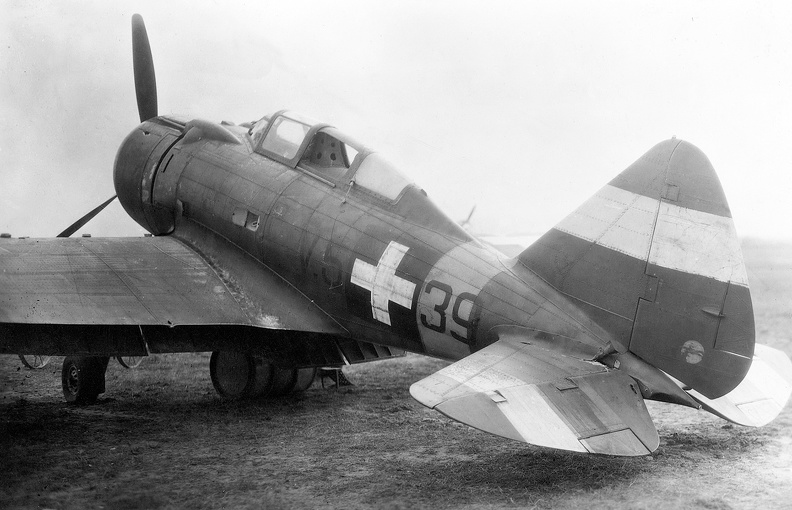 repülőtér, 1944. április 13. Kass Ferenc őrmester légiharcban megsérült MÁVAG Héja II. vadászrepülőgépe.