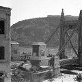 Március 15. (Eskü) tér, a lerombolt Erzsébet híd pesti hídfője, háttérben a Gellért-hegy.