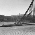 a lerombolt Erzsébet híd pesti hídfője, a Tabán felé nézve.
