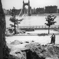 a lerombolt Erzsébet híd pesti hídfője a Rudas fürdő romjaitól nézve.