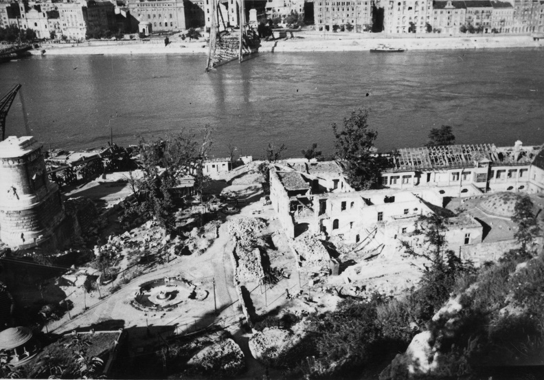 Döbrentei tér, a lerombolt Erzsébet híd és a Rudas fürdő romjai a Gellérthegyről nézve.