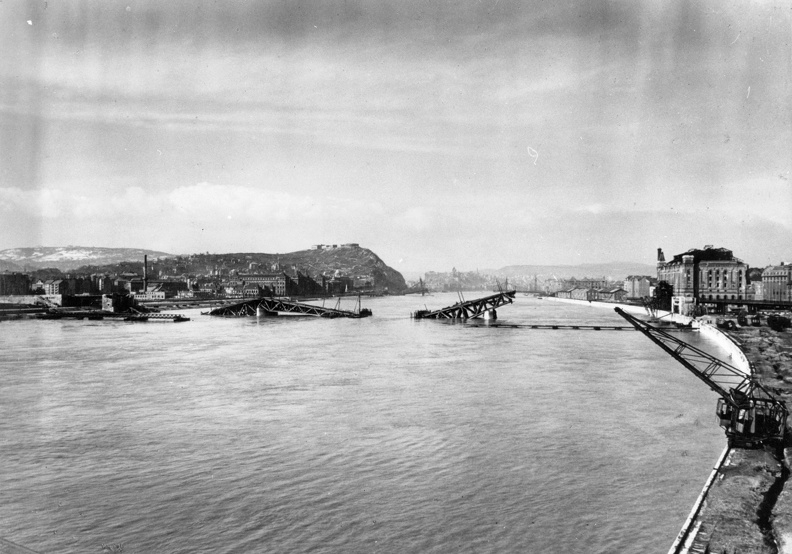 látkép a ferencvárosi Duna-partról a belváros felé, előtérben a felrobbantott Petőfi (Horthy Miklós) híd.