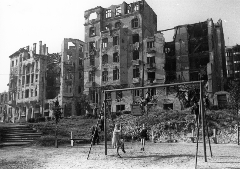 háttérben a Krisztina körút lerombolt épületei.
