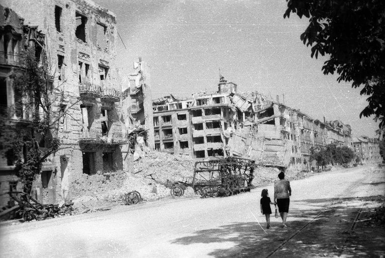 Bem rakpart a Bem (Pálffy) tér felé nézve. Középen balra az 1945. január 2-án felrobbant Fő utca 59. és Vitéz utca 2. számú házak romjai.