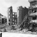 Bem rakpart, szemben az 1945. január 2-án felrobbant Fő utca 59. és Vitéz utca 2. számú házak romjai.