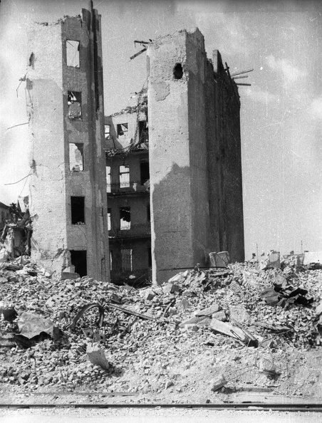 az 1945. január 2-án felrobbant Fő utca 59. és Vitéz utca 2. számú házak romjai a Bem rakpartról nézve.