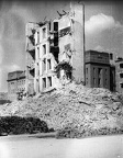 az 1945. január 2-án felrobbant Fő utca 59. és Vitéz utca 2. számú házak romjai a Bem rakpartról nézve.