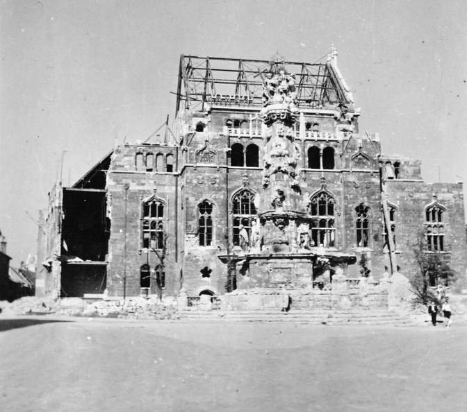 Szentháromság tér, Szentháromság-szobor, háttérben a Pénzügyminisztérium lerombolt épülete.
