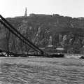 a lerombolt Erzsébet híd és a Gellért-hegy a pesti alsó rakpartról nézve.