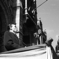 Kossuth Lajos tér, március 15-i ünnepség. A szónoki emelvényen Rajk László belügyminiszter, háttérben a Parlament.