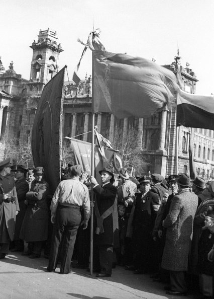 Kossuth Lajos tér, március 15-i ünnepség a Parlamentnél. Háttérben a Munkásmozgalmi Intézet (egykor Kúria, ma Néprajzi Múzeum) épülete.
