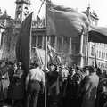 Kossuth Lajos tér, március 15-i ünnepség a Parlamentnél. Háttérben a Munkásmozgalmi Intézet (egykor Kúria, ma Néprajzi Múzeum) épülete.