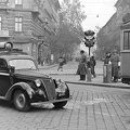 Bajcsy-Zsilinszky út - Podmaniczky utca sarok. FIAT 1100 típusú személygépkocsi.
