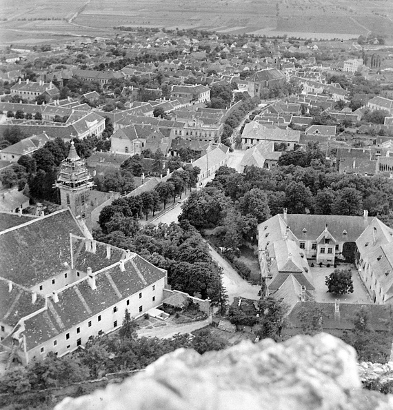 belváros a várból fényképezve, balra a ferences templom és kolostor épületegyüttese, jobbra a Püspöki Palota.
