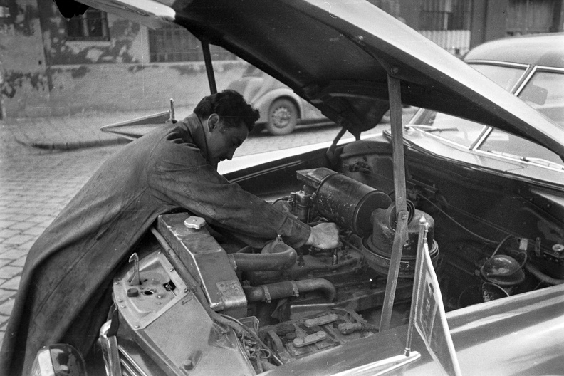 Papp László, későbbi háromszoros olimpiai bajnok, profi Európa bajnok ökölvívó. Hudson Commodore típusú személygépkocsi.